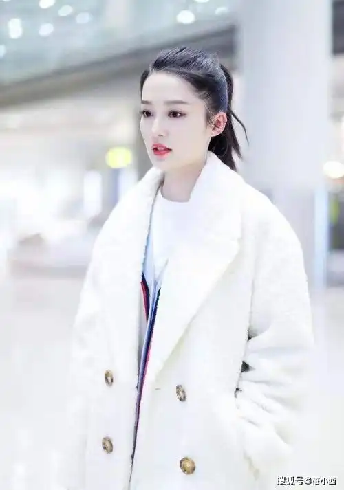 李沁又一次把机场当成秀场,穿白色羊羔毛大衣搭牛仔裤,时髦洋气