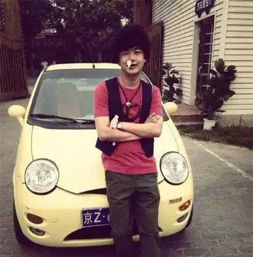 一直都是在演小角色的他,参加个真人秀,座驾就从qq换成了卡宴