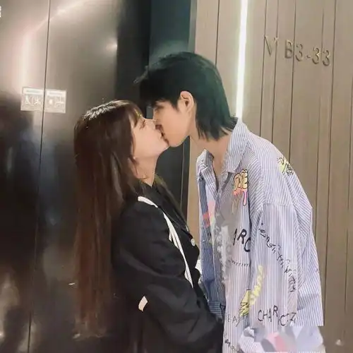 美女网红生孩子不忘现场直播,老公求关注与礼物,仅22岁获3本结婚证