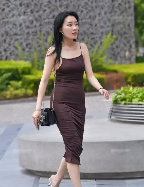 女生就是会穿,黑色针织短袖衫配半身裙,成熟优雅又魅力十足