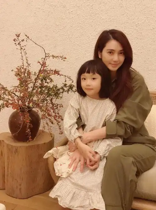 工作装美女头像离婚之后