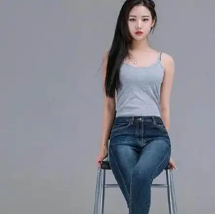 清澈甜美的牛仔裤美女,亭亭玉立,非常青春时尚
