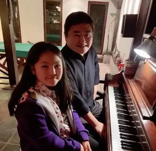 李湘晒全家运动近照,王诗龄双马尾大眼睛超可爱
