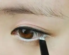 无辜大眼妆容的画法可爱少女妆出来