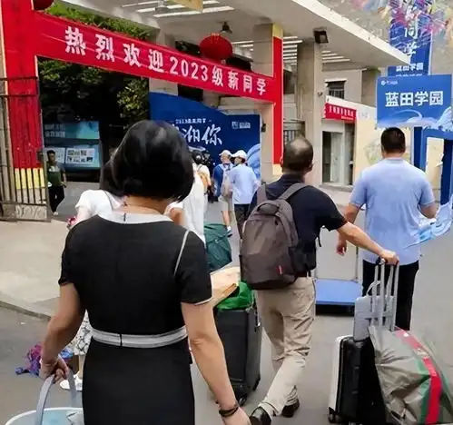 浙大新生开学一女生火了在食堂喂奶奶吃饺子,人美心善未来可期