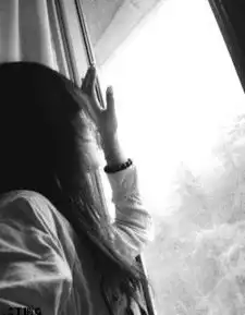 qq女生伤感黑白头像