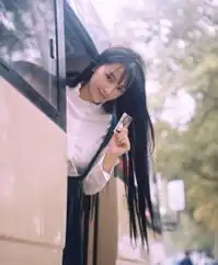 武大女神赏樱写真爆红黄灿灿似民国少女