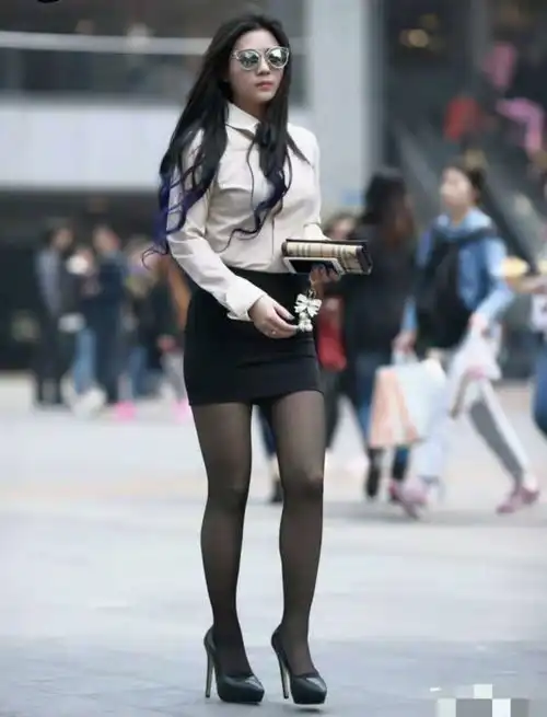 时尚街拍穿短裙黑丝的小姐姐,身材超棒