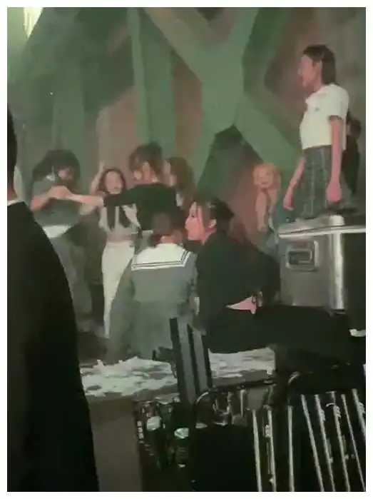 王思聪搂俩美女蹦迪,还被对方亲脸宣布主权,一网红想加入被推走