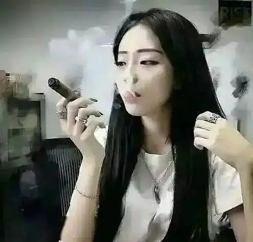 抽烟爆粗口,拍不雅照.....她也是个宝藏女孩
