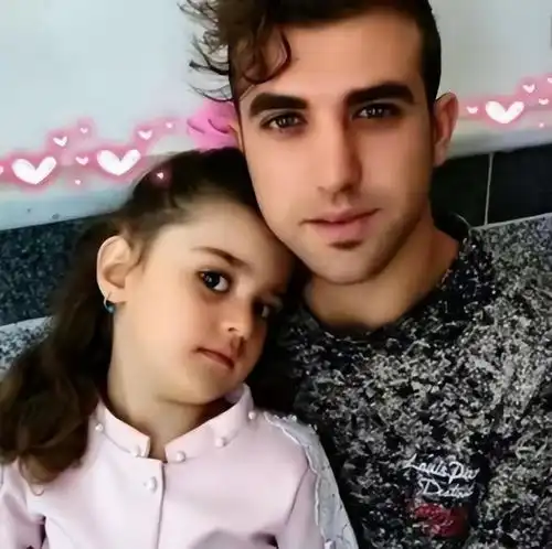 全球最美女孩爆红网络后危机四伏,父亲当保镖,如今怎样了