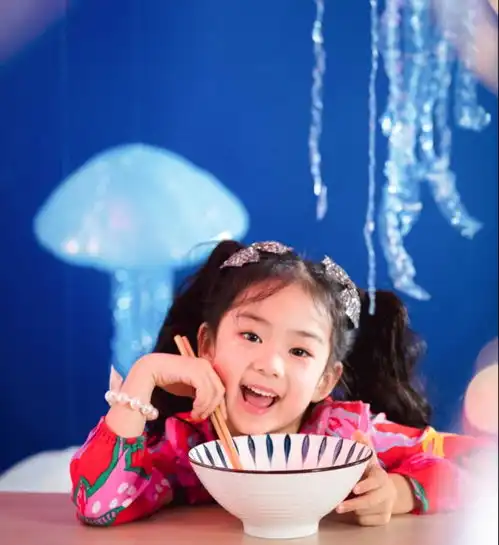 戚薇女儿6岁生日,穿公主裙烫头发躺爸爸怀里,和妈妈笑容都一样