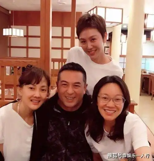 张嘉译晒出自己的豪宅,全屋家具装修都用红木,就连果盘也不例外