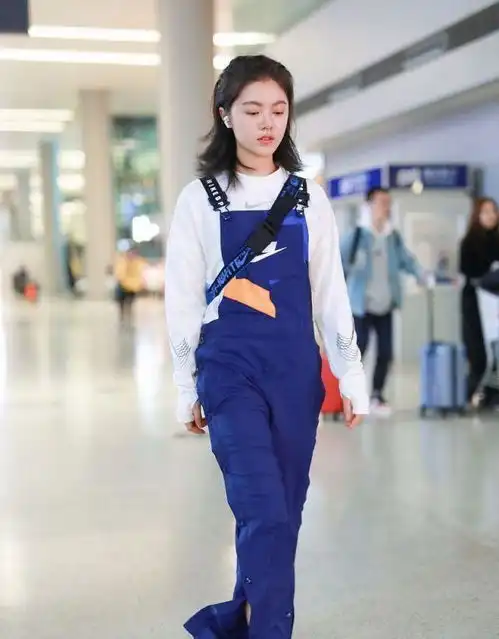 她两次饰演张子枫闺蜜,现在穿着一件毛衣配蓝色裤子