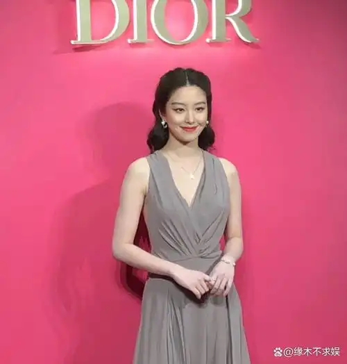 都说杨采钰神似刘亦菲,29岁的她被拍生图,区别却很明显