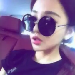 头像女生戴帽子和墨镜戴