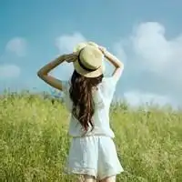 阳光下的女生图片