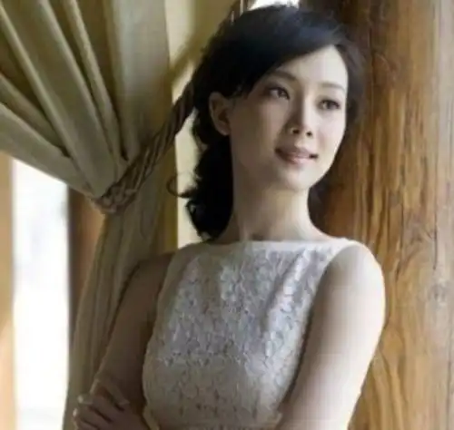 她是娱乐圈的美女影后,与富商结婚8年无法生育,如今42岁怎样了