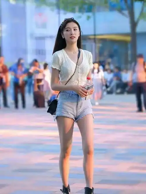 姣好的容颜搭配一条温柔的打底裤,显得时尚美观,时尚无敌