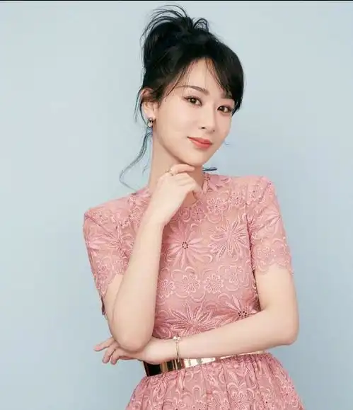 杨紫新春写真造型曝光,粉色雏菊连衣裙,清新温婉优雅少女感十足