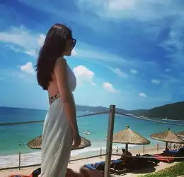 蓝天文艺女头像by.凌兮
