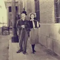 求这种类型的头像,黑白的,卓别林和一个女的