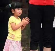 王诗龄卖萌与美女空姐合照戴飞行员帽子搞怪逗趣