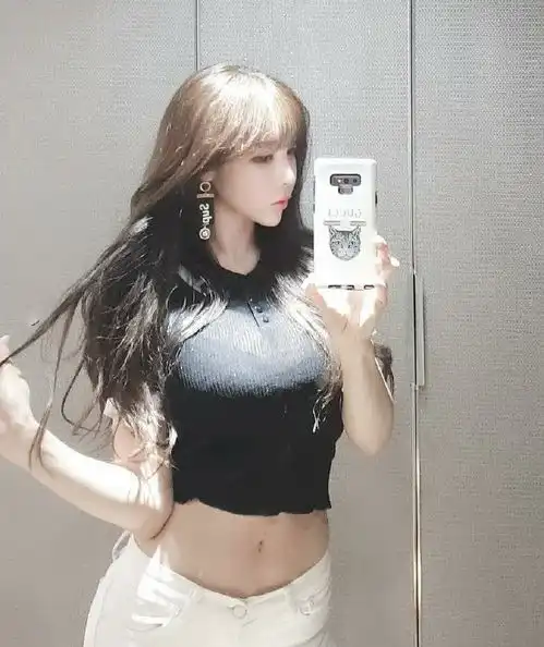 搞笑gif趣图美女你这是什么头发,怎么看起来很绿啊