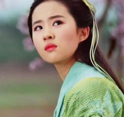 热巴赵丽颖杨幂刘诗诗刘亦菲毛晓彤杨颖,一袭青衣谁仙气飘飘