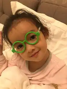 聂远难得晒3岁女儿照片,小姑娘双眼皮大眼睛俏皮可爱