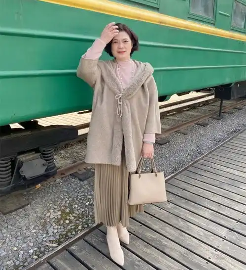 过膝裙短靴,这才是50岁女人的高阶穿法,春天这样穿真气质