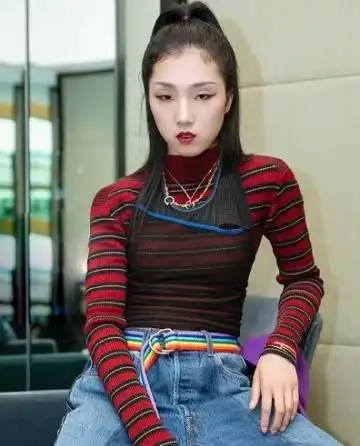 火箭少女最新造型,美丑差距太大,杨超越走帅气风,她们却是乡村