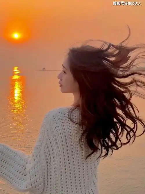 夕阳,余晖,水面,美人,穿针织毛衣的美女,显得格外美丽动人侵权网络图片