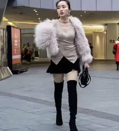 穿着皮草的高贵小姐姐,成就冬日街头的一抹温暖