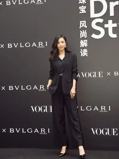穿米白色风衣配小白鞋,秀纤细小腿尽显少女感,真是太美了