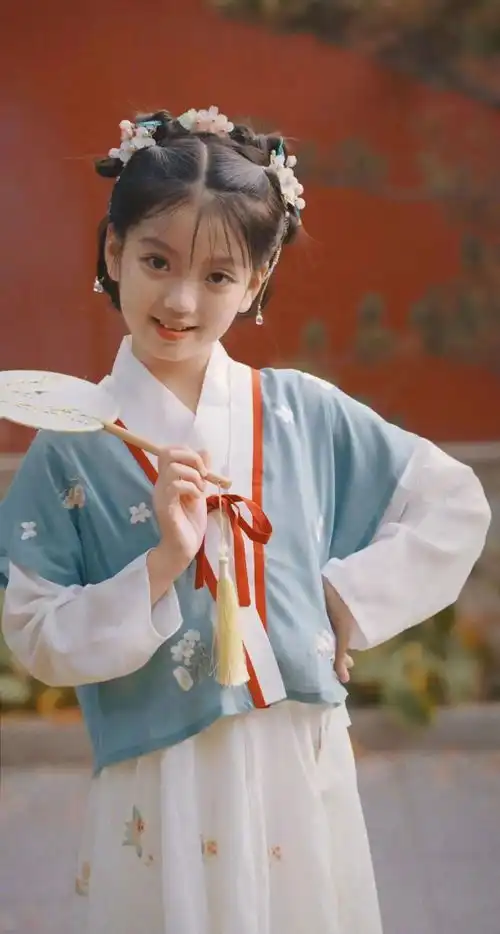 还记得4岁就赚百万年薪的阿拉蕾吗如今撞脸林妙可