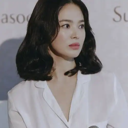 和她穿越时空的逆龄感相比,42岁还宛如少女的许路儿都输了