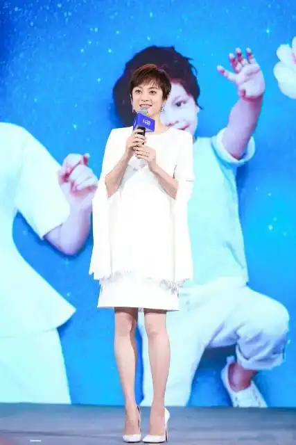 37岁孙俪气场太霸道穿大红色长裙走红毯,身材匀称超好看