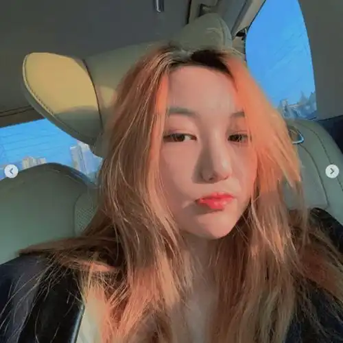 李亚鹏深夜带女儿吃路边摊,李嫣露脸甜笑超自信,与神秘中年女热聊