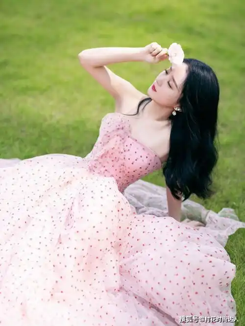 张柏芝身着粉色轻纱连衣裙,温柔恬静少女感十足,看不出是孩子妈
