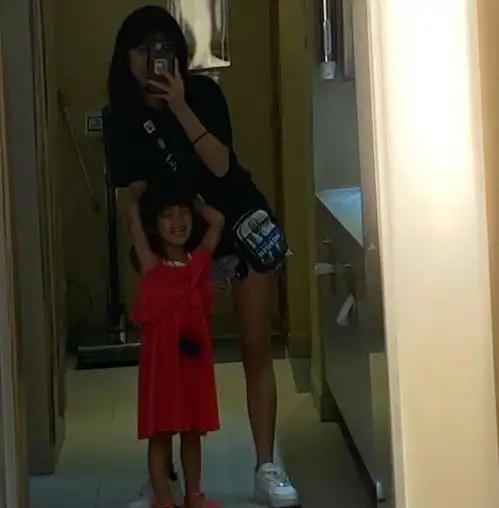 贾静雯女儿梧桐妹晒与妈妈妹妹温馨同框,15岁梧桐妹已亭亭玉立