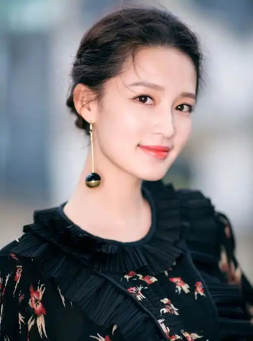 耳环怎么搭配看看这些超会搭耳环的女星