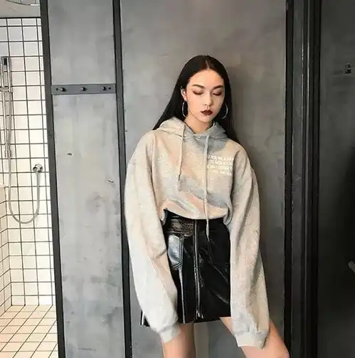 今年秋天最好看的卫衣穿法90的女生都不知道