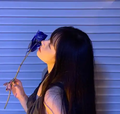 ins入股不亏的女生头像