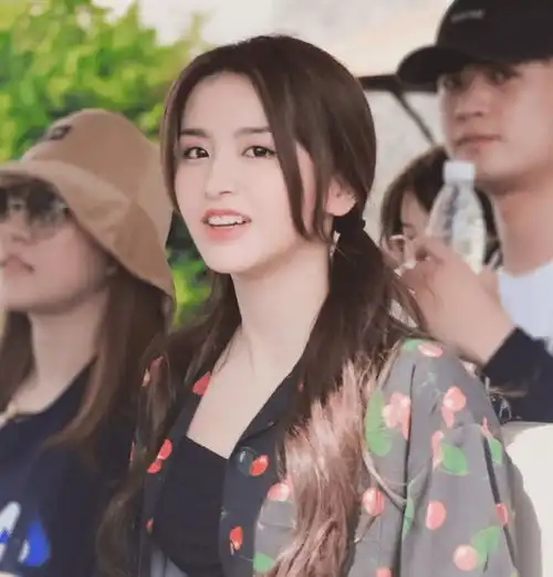 吴宣仪金子涵录节目,路人镜头却不开美颜,二人真实肤色一望而知