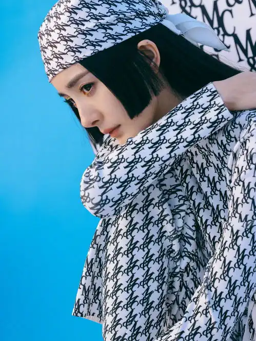 杨幂晒雪地遛狗随拍与狗狗互动画面温暖又好笑