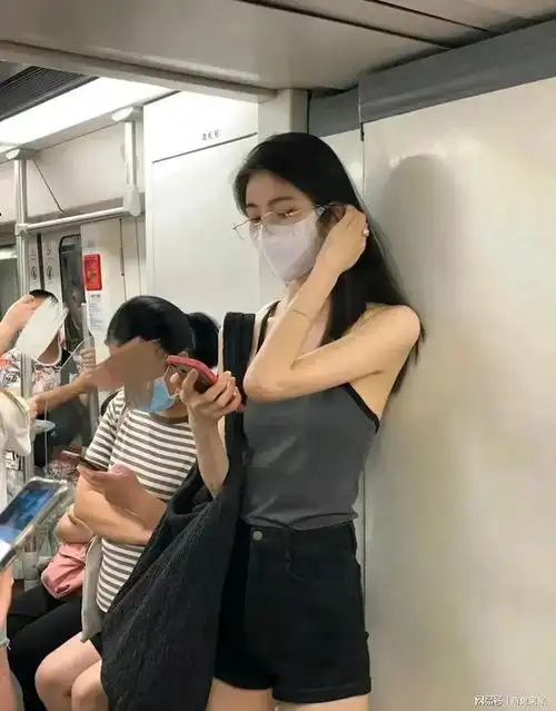 微博传得沸沸扬扬的广州女子地铁照被ai去衣一键脱衣疯狂传播