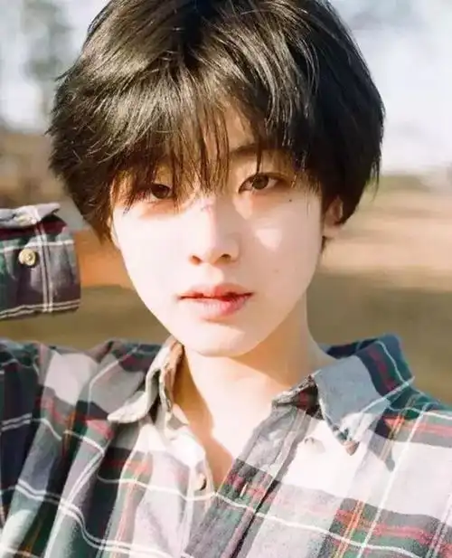 可爱的短发女孩头像真人