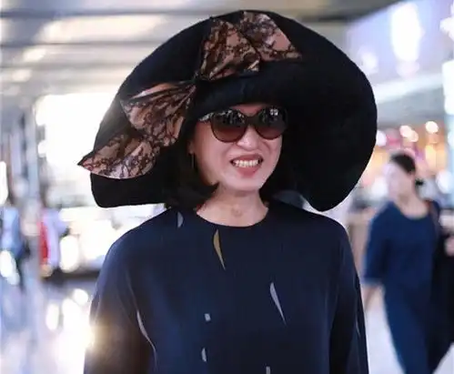 金星戴大檐帽秀身材引发网友感慨女人味十足,令人着迷