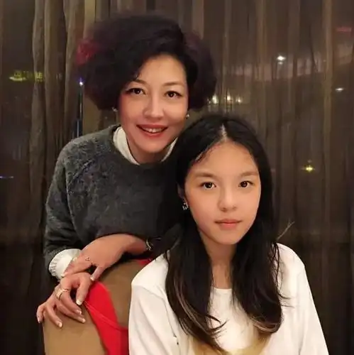 来自李咏的愧疚没能陪女儿法图麦长大,让女儿这几年,挨太多骂